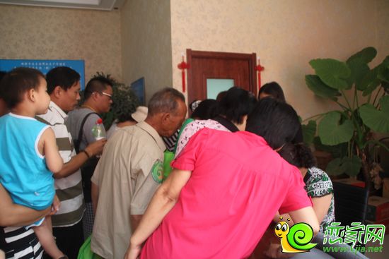 網(wǎng)友在寶利大廈簽到領禮品