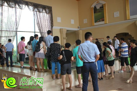 網(wǎng)友到達(dá)月亮灣認(rèn)真聽(tīng)沙盤(pán)講解