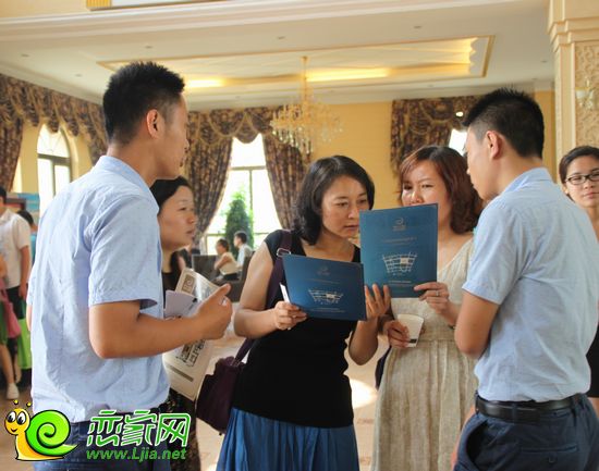 月亮灣售樓部網(wǎng)友咨詢(xún)現(xiàn)場(chǎng)