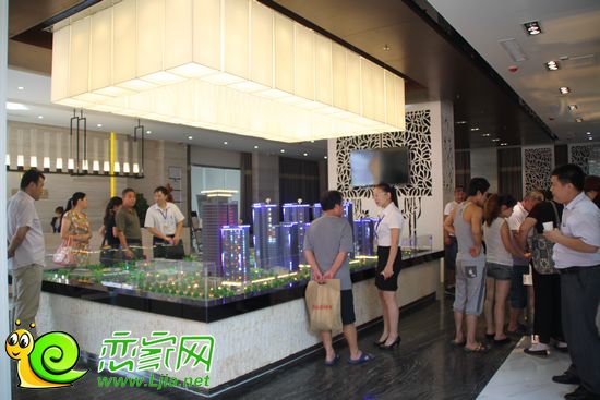 恒隆廣場售樓部開放當(dāng)天客戶咨詢現(xiàn)場