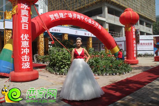 恒隆廣場新售樓部門口婚紗T臺(tái)秀