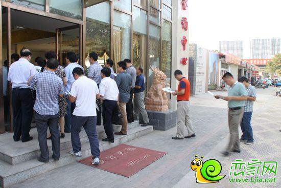 各位領(lǐng)導(dǎo)走進(jìn)卓冠美景城