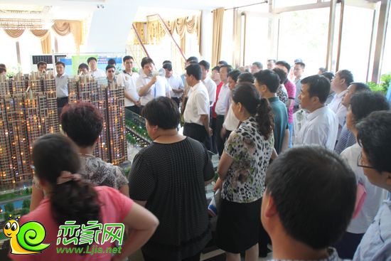 項(xiàng)目負(fù)責(zé)人為領(lǐng)導(dǎo)介紹項(xiàng)目基本概況