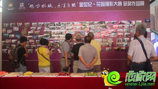 到場(chǎng)嘉賓認(rèn)真品鑒獲獎(jiǎng)作品