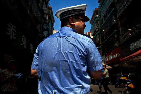 高溫下后背濕透的警察
