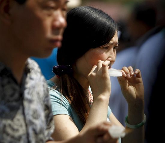 高溫下吃冰棍的女孩