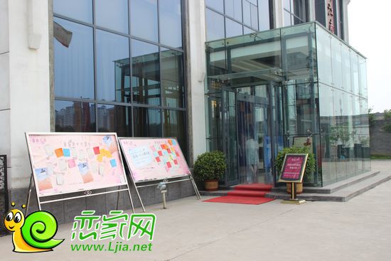 錦繡江南售樓部門口宣傳墻