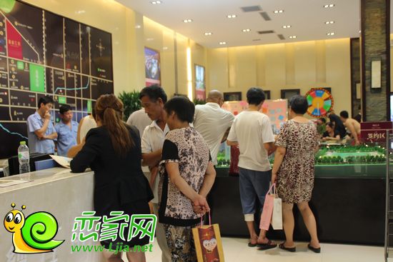 錦繡江南前臺處客戶咨詢現(xiàn)場