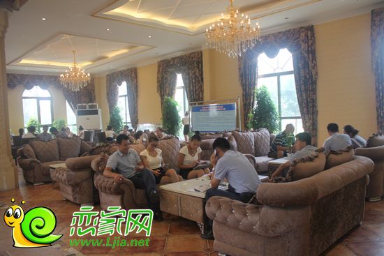 清早 月亮灣售樓部?jī)?nèi)客戶咨詢現(xiàn)場(chǎng)