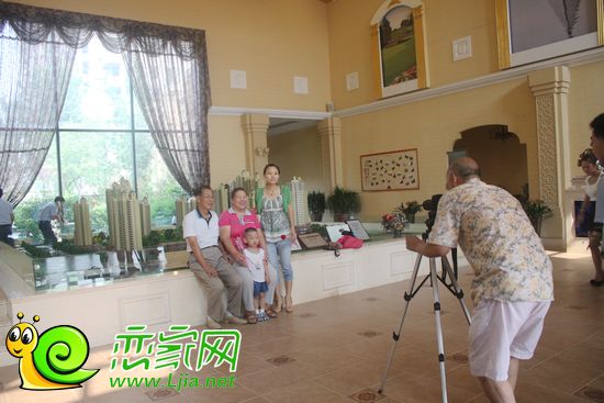 專業(yè)攝影師為客戶拍照