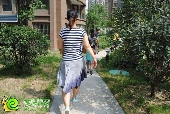 參賽者向目的地奔去