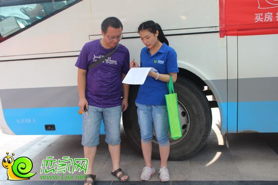 工作人員為網(wǎng)友簽到
