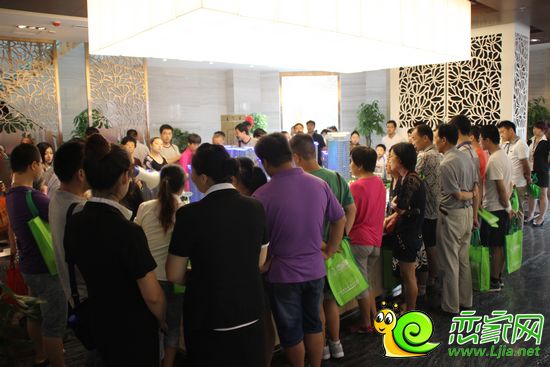 網(wǎng)友抵達(dá)恒隆廣場售樓部