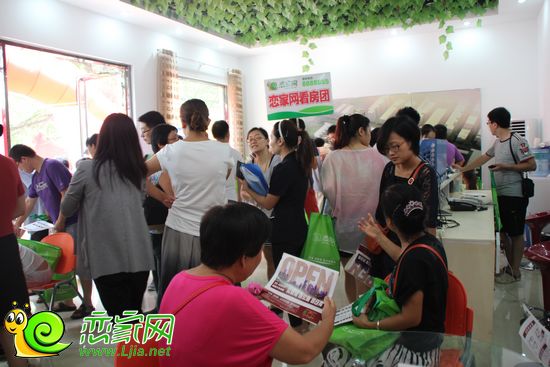 永華新城售樓部?jī)?nèi)網(wǎng)友咨詢現(xiàn)場(chǎng)
