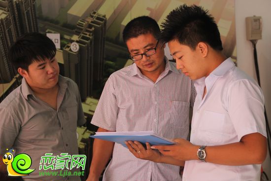網(wǎng)友認(rèn)真咨詢房源