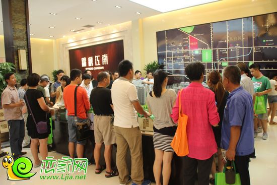 錦繡江南置業(yè)顧問為網(wǎng)友講解沙盤