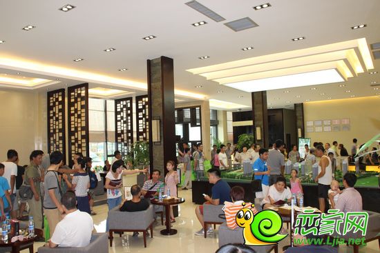錦繡江南售樓部內(nèi)坐滿了前來看房的網(wǎng)友