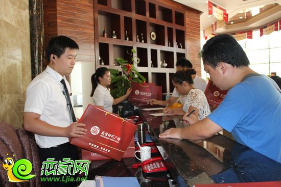友誼時代廣場項(xiàng)目為網(wǎng)友發(fā)禮品