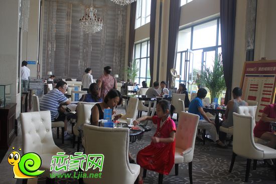 美的城售樓部內(nèi)客戶咨詢現(xiàn)場