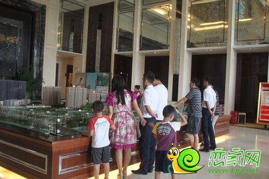 美的城售樓部內(nèi)客戶咨詢現(xiàn)場