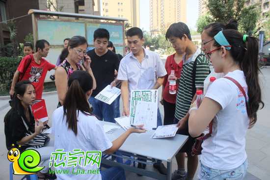 工作人員講解游戲規(guī)則