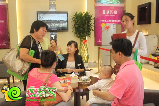 網(wǎng)友在錦繡江南售樓部認(rèn)真咨詢