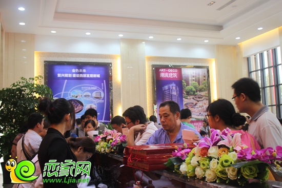 金色漫城售樓部內(nèi)客戶咨詢現(xiàn)場