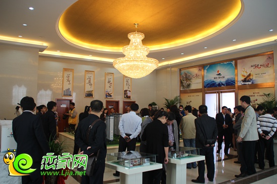 領導進入展示中心進行參觀