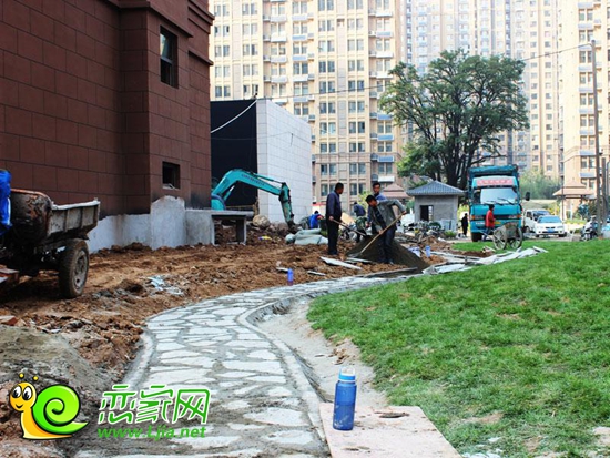 工人正在進(jìn)行園林道路的鋪設(shè)