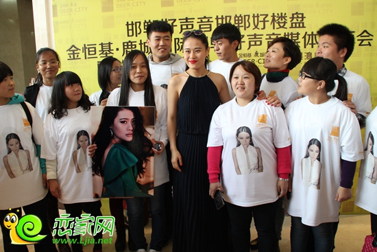 袁婭維與粉絲合影