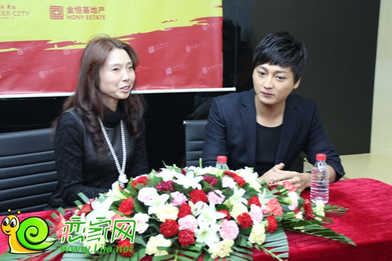 多亮接受媒體采訪