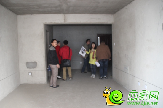 網(wǎng)友觀賞實(shí)體房