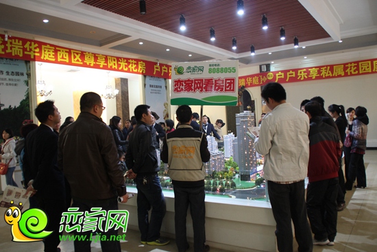 盛瑞華庭售樓部內(nèi)客戶咨詢、交流現(xiàn)場