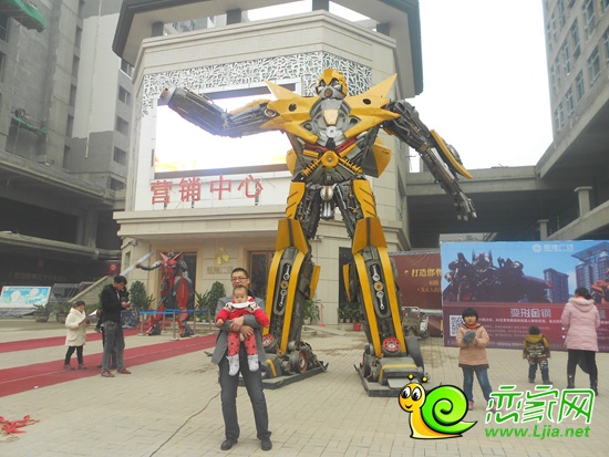 恒隆廣場(chǎng)營(yíng)銷中心外路人與機(jī)器人合影