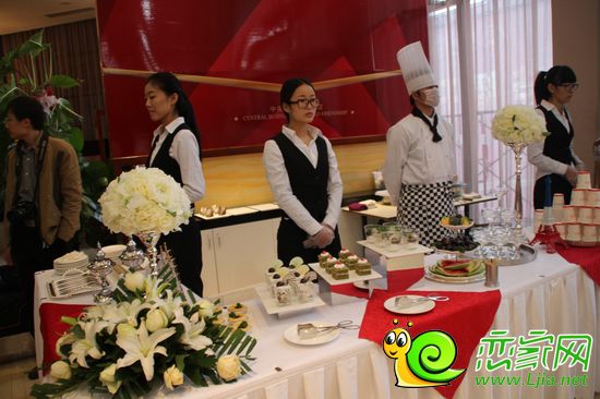 友誼時代廣場為客戶準備了美味的冷餐
