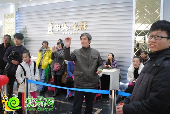 市民在認真投飛鏢