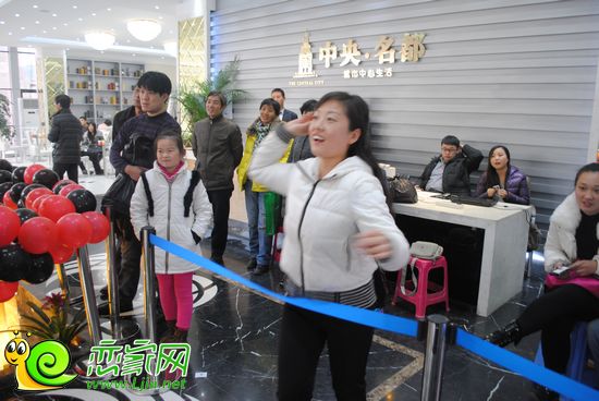 市民在認真投飛鏢