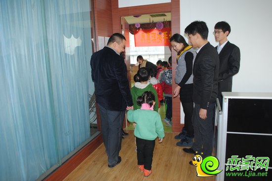 孩子們走進(jìn)教室
