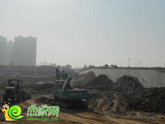 正在修建的橋