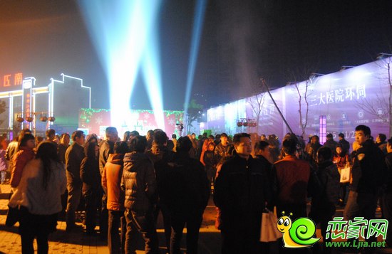 錦繡江南平安夜晚會現(xiàn)場人頭攢動
