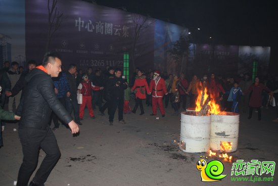 業(yè)主同跳篝火舞