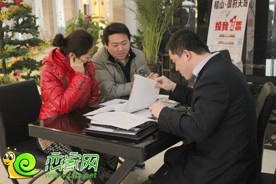 張先生正在辦理手續(xù)