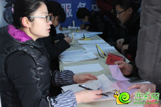 工作人員為業(yè)主辦理交房手續(xù)