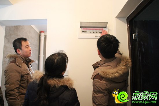 工作人員為業(yè)主講解電源開關(guān)