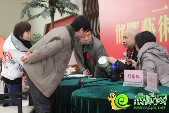 專家向藏友講述鑒寶知識(shí)