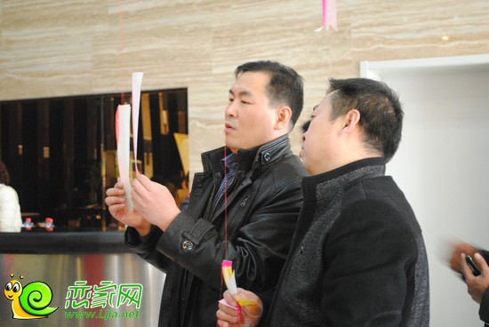 在認真閱讀題目的業(yè)主