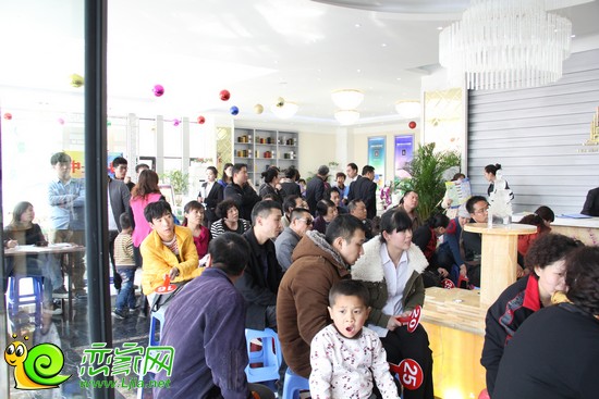 中央名都售樓部內(nèi)人氣爆棚