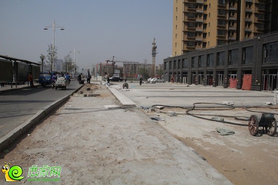 稽山御府天城沿浴新大街東側(cè)道路正在鋪設(shè)