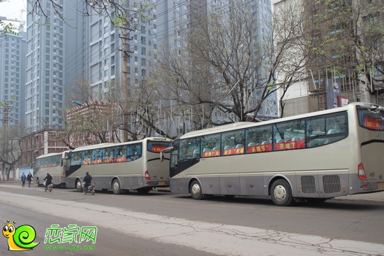 恒隆廣場售樓部前三輛大巴蓄勢待發(fā)