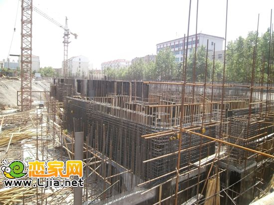 1號(hào)樓正在進(jìn)行注漿作業(yè)